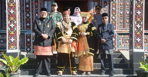 Kapolda Sumatera Barat Resmi Bergelar Tuanku Rajo Sinaro Basa 1 FOTO BERSAMA—Kapolda Sumatera Barat Irjen Pol. Drs. Toni Harmanto, MH dan isteri Yesika Toni Harmanto foto bersama Wabup Richi Aprian.