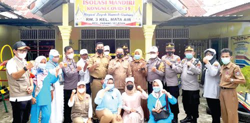 FOTO BERSAMA— Tim Korbinmas Baharkam Polri foto bersama saat mengunjungi Posko Terpadu PPKM Skala Mikro di Kelurahan Mato Aia, Selasa (8/6) lalu.