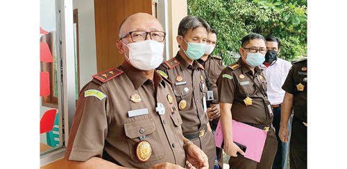DIWAWANCARAI— Kajati Sumbar, Anwarudin Sulistiyono diwawancarai wartawan usai meresmikan media center di Kantor Kejati Sumbar, Senin (28/6).