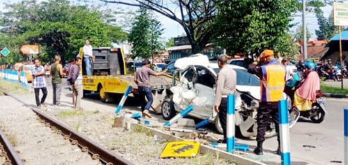 Agya Remuk Dihantam KA di Simpang Kayu Kalek, Jalan Adinegoro, Lubuk Buaya, Kecamatan Koto Tangah, Kota Padang 1 EVAKUASI— Minibus Agya yang mengalami kerusakan parah usai dihantam KA Minangkabau Express dievakuasi.