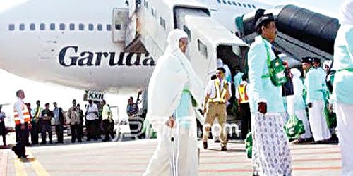 SAMPAIKAN—Kemenag menyampaikan bahwa jemaah calon haji sudah bisa menarik kembali setoran pelunasan biaya haji. Terlihat patra jemaah hajii akan berangkat ke tanah suci tahun lalu.