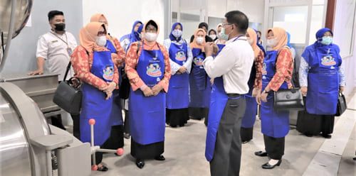 DWP Kabupaten Empat Lawang Terkesan dengan Sentra Randang Payakumbuh 1 TINJAU—Didampingi Andiko Jumarel ibu-ibu dari Dharma Wanita Persatuan (DWP) Kabupaten Empat Lawang Provinsi Sumatera Selatan meninjau dapur Sentra IKM Randang Kota Payakumbuh.