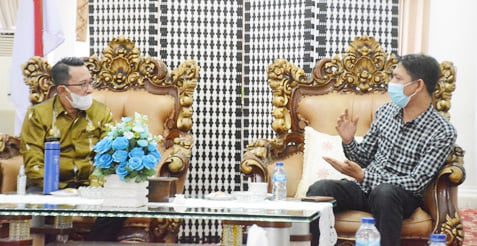 Ketua KPU Tanahdatar Fahrul Rozi saat bersua Bupati Tanahdw2atar Eka Putra.