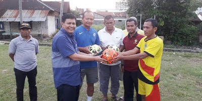 SERAHKAN BANTUAN BOLA—Ketua MPA KAN Pauh IX Kuranji Irwan Basir Dt Rj Alam serahkan bantuan si kulit bundar kepada PS Desa Putra Senior.