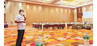 BIMTEK KAMI— Kepala Diskominfo Padang Rudy Rinaldy memberikan materi dalam Bimtek Implementasi Indeks Keamanan Informasi (KAMI) di Hotel Grand Zuri Padang.