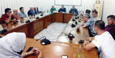 HEARING— KPP Kota Padang melakukan hearing dengan DPRD Kota Padang untuk bisa menfasilitasi dengan Dishub, Disdag dan Satpol PP tentang kesemrawutan yang terjadi di Pasar Raya Padang, Senin (21/6).