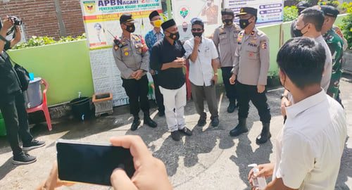 KUNJUNGAN KORBINMAS— Wali Nagari Minang Kabau Imhar menyambut Brigjen Polisi Drs Hendi Handoko M M selaku Korbinmas Mabes Polri.