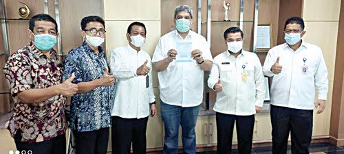 Launching Rekening— Dirut Bank Nagari M Irsyad dan Ketua OC Kongres  VI IKA Unand Insannul Kamil, melaunching Rekening OC Kongres, di ruang Dirut Bank Nagari, Jumat (4/6).