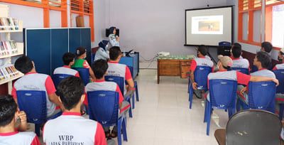 WARGA BINAAN—dr. Mailisa Asril sedang memberikan pemahaman tentang kesehatan kepada warga binaan Lapas.