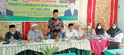 Kakankemenag Kabupaten Tanah Datar diwakili Kasi Penmad H. Helmi Zuldi dan didampingi Kepala MTsN 6 Tanah Datar H.Edi Mardafuly membuka secara resmi Loka Karya menghadapi tahun pelajaran 2021-2022 berlangsung di aula Madrasah tersebut Jumat (11/6) dengan tetap mematuhi Protokol Kesehatan.