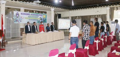 KONGRES PSSI— Wali Kota Pariman Genius Umar membuka Kongres Askot PSSI Kota Pariaman.