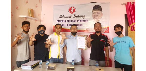 KETUA TERPILIH— Manufer Firdaus foto bersama setelah terpilih Ketua Pengcab ABTI Padang secara aklamasi dalam Muscab ABTI masa bakti tahun 2021-2025.