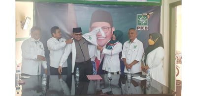 PASANGKAN—Secara resmi H Martias, S. Sos, MM., bergabung dengan Partai Kebangkitan Bangsa, ditandai dengan pemasangan baju oleh Ketua Garda Bangsa Sumbar, Novdil Yutra, bertempat di kantor DPW PKB Sumbar,