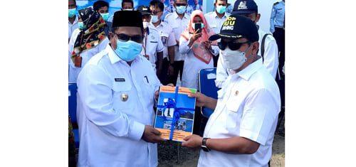 SERAHKAN PROPOSAL— Bupati Padangpariaman Suhatri Bur menyerahkan proposal kepada Menteri Kelautan dan Perikanan (KKP) Sakti Wahyu Trenggono.