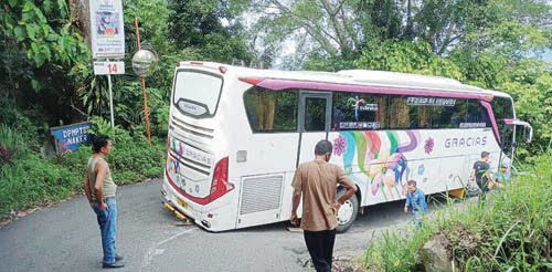 Bermodal Google Maps, Bus Pariwisata Nyangkut di Kelok 44 1 TERSANGKUT— Bus pariwisata berukuran jumbo bernomor polisi D 7644 AS itu tersangkut di tikungan Kelok 14 pada Jumat (4/6)pagi. Kemacetan sempat terjadi di jalur ekstrem tersebut.
