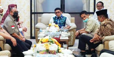 KUNJUNGAN POLITIK— Ketua DPD Gerindra Sumbar Andre Rosiade mengunjungi Wako Hendri Septa yang juga ketua DPD PAN Kota Padang di rumah dinas Wako di Jalan A Yani Padang.