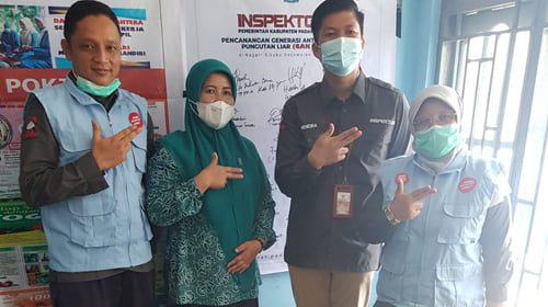 PKK Kabupaten Padangpariaman Berikan Penyuluhan Anti Korupsi 1 PENYULUHAN— Ketua Tim Penggerak PKK Kabupaten Padangpariaman, Ny Yusrita Suhatri Bur bersama Inspektur Pemkab Padangpariaman Hendra Aswara usai memberikan penyuluhan di kantor Wali Korong Belanti, Nagari Sikabu, Kecamatan Lubuk Alung.