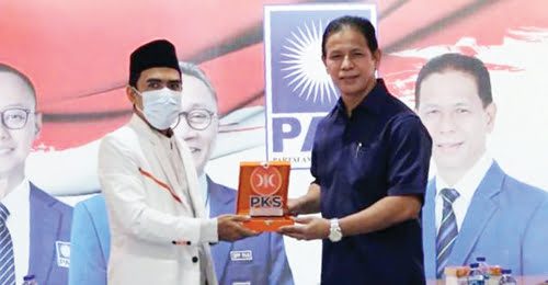 SILATURAHMI KEBANGSAAN— DPW PKS Sumbar melanjutkan safari silaturahim kebangsaan dengan mengunjungi DPW PAN pada Kamis (10/06). Wakil Ketua DPW PKS Sumbar Ulyadi bertukar cendera mata dengan Ketua DPW PAN Sumbar Indra Dt Rajo Lelo.