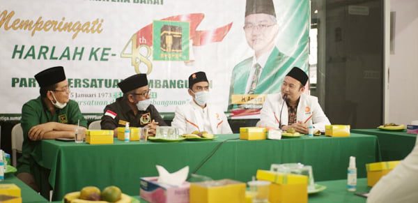 KAWAL SYARIAH—Pengurus DPTW PKS Sumbar menggelar pertemuan dengan pengurus DPW PPP Sumbar. Salah satu temanya adalah mengawal konversi Bank Nagari ke Syariah.