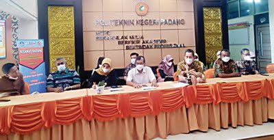 LAUNCHING JALUR MANDIRI— Wakil Direktur I PNP Revalin Herdianto didampingi Wakil Direktur II Anton dan Wakil Direktur III Junaidi, saat launching Penerimaan Mahasiswa Baru Jalur Mandiri, Rabu (23/6).