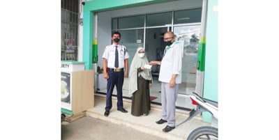 PEGADAIAN— Pengelola Unit Pegadaian Lintau, Rudi Iswanto Bersama Agen Gadai PT. Pegadaian Lintau, saat bertemu beberapa waktu yang lalu.