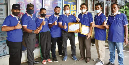 terbaik I— Penyerahan hadiah manunggal BBGRM tahun 2021, tingkatan Kecamatan Padang Selatan. Di mana, Kelurahan Rawang tampil sebagai terbaik I, Rabu (9/6) di Kantor Camat Padang Selatan.