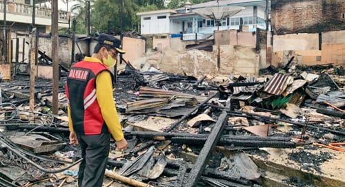 KEBAKARAN— Kondisi Pasar Baruah Gunuang setelah mengalami kebakaran pada Sabtu dini hari (12/6).