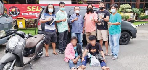 2 Sekawan Terekam CCTV Curi Motor di Kota Padang, Korban Lupa Cabut Kunci 1 PENCURI MOTOR— Dua pemuda ditangkap Tim Klewang Satreskrim Polresta Padang atas kasus pencurian sepeda motor di Pasar Raya Padang.