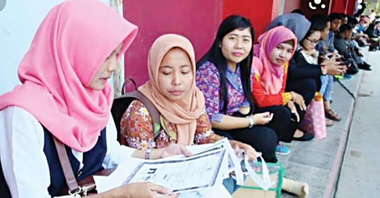 Setahun lebih pandemi Covid-19 menyebabkan banyak perusahaan yang merumahkan karyawan atau pekerja mereka. Hal itu diambil karena kepala daerah menerapkan kebijakan pembatasan aktivitas sosial masyarakat yang berimbas terhadap kegiatan ekonomi yang nyaris terhenti total.