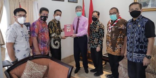 SERAHKAN DONASI— Wakil Wali Kota Solok Ramadhani Kirana Putra menyerahkan donasi untuk korban perang Palestina.