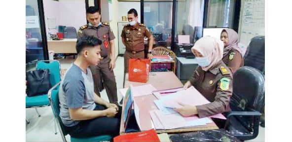 PEMERIKSAAN—Jaksa melakukan pemeriksaan terhadap oknum Polisi yang menjadi tersangka suap bandar narkoba.