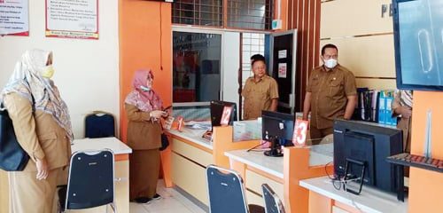 Permudah Pelayanan Masyarakat di Kota Pariaman 1 RUANG PELAYANAN— Kabag Organisasi Setdako Pariaman, Lia Lestari meninjau ruangan pelayanan.