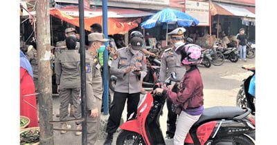 Terjaring Razia Penegakan Prokes di Kecamatan Payakumbuh Barat, 67 Warga Di Swab Satgas Covid-19 1 OPERASI YUSTISI— Petugas PPKM menggelar Operasi Yustisi yang dipusatkan seputaran pusat pasar tradisional Ibuh.