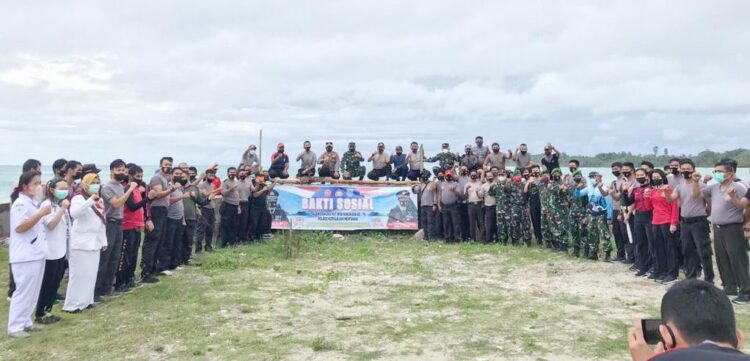 Peringati HUT Bhayangkara ke- 75, Bakti Sosial Bersihkan Pantai Mappadegat 1 Photo bersama usai bakti sdosial dalam rangka memperingati HUT Bhayangkara Ke-75, di Pantai Mappadegat, Tuapejat, Kecamatan Sipora Utara.