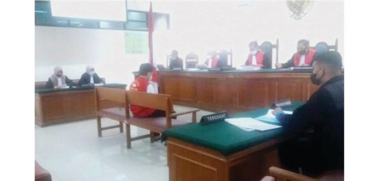 SIDANG— Oknum Polisi berinisial 
AM menjalani sidang perdana di PN Padang atas kasus menerima suap 
dari bandar narkoba.