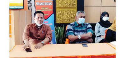 PEMILIHAN DIREKTUR— Ketua Senat Politeknik Negeri Padang Takdir Alamsyah didampingi Sarmi Adi, sekretaris menggelar jumpa pers penerimaan bakal calon direktur PNP 2021-2025.