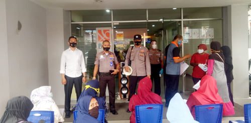 BUBARKAN WARGA— Polsek Pariaman saat melakukan pembubaran terhadap masyarakat penerima BLT di Bank BNI Pariaman karena melanggar Prokes Covid-19.