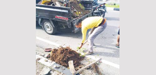 DIRUSAK OTK— Beginilah kondisi pot bunga yang dirusak OTK di jalan Raden Saleh, Padang, Minggu (6/6).