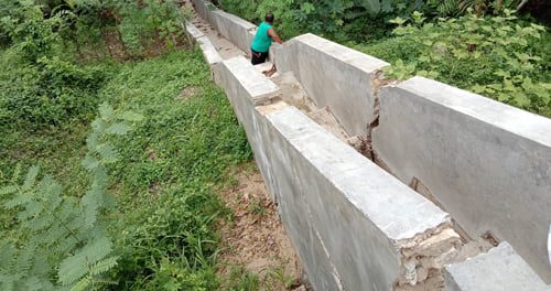 Warganet Keluhkan Kondisi Jalan Kebun Jati 1 RUSAK PARAH-- Saluran air di ruas jalan di daerah Kebun Jati Kelurahan Lobang Panjang Kecamatan Barangin, Kota Sawahlunto mengalami rusak parah karena sudah mengalami patah-patah.