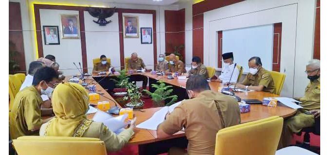 PERDA ROKOK—Sekdako Solok Syaiful dalam sebuah pertemuan membicarakan Perda Tanpa Rokok yang belum maksimal realisasinya.