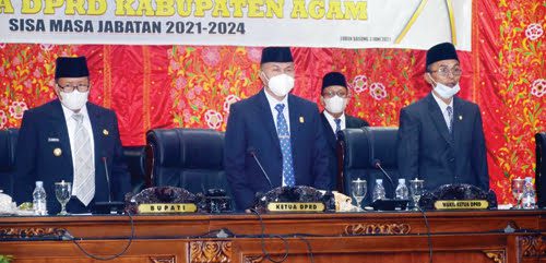 Rapat Paripurna Pemberhentian dan Pengangkatan Antar Waktu (PAW) dua anggota DPRD, dipimpin Wakil Ketua DPRD  Agam  Marga Indra Putra didampingi Irfan Amran dan dihadiri Bupati  Andri Warman.