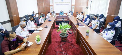 PEMBAHASAN— Rapat yang difasilitasi Dinas Perhubungan Provinsi Sumbar membahas masalah parkir dan terminal tipe C, dihadiri Asisten II Elzadaswarman.