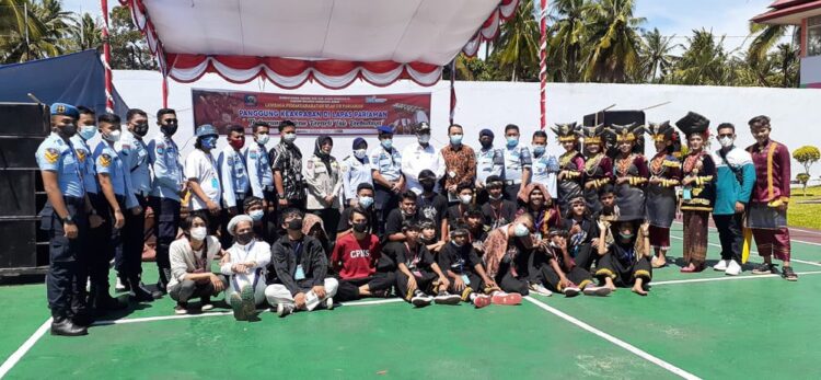 Ratusan Narapidana Nonton Seni Budaya Pariaman 1 USAI KEGIATAN—Foto bersama bersama usai pertunjukan seni budaya di Lapas Kelas II B Pariaman.