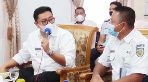Pemkab Tanah Datar Sambut Baik Re-Aktivasi Jalur Kereta Api 1 Wakil Bupati Tanah Datar Richi Aprian didampingi oleh Kepala Dinas Perhubungan Harfian Fikri, Kepala Dinas PUPR Nofi Hendri, Kepala Dinas Pariwisata Pemuda dan Olahraga Abdul Hakim, Kabag Perekonomian Masni Yuletri dan Kabid Aset pada BKD Tanah Datar Budi Candra, Rabu (2/6).