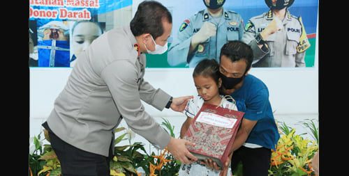 SERAHKAN BINGKISAN—Kapolda Sumbae Irjen Pol Toni Harmanto menyerahkan bingkisan kepada anak yang mengikuti operasi bibir sumbing gratis.