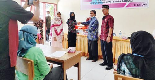 PELATIHAN MENJAHIT— Anggota DPRD Padang, Surya Jufri menyerahkan bantuan saat kegiatan pelatihan menjahit.