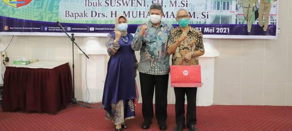 PELEPASAN— Wali Kota Solok Zul Elfian melepas ASN yang memasuki masa pensiun.