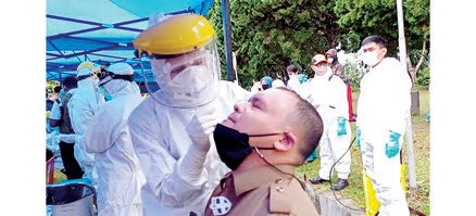 TES SWAB— Salah seorang  ASN menjalani tes swab yang merupakan bagian dari 1000 ASN Pemko Bukittinggi saat Tes Swab PCR massal.
