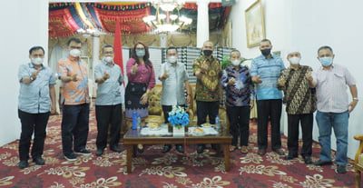 Peningkatan Kualitas Pendidikan, Pemkab Tanah Datar Jajaki Kerja Sama dengan Putra Sampoerna Foundation 1 KUNJUNGAN SAMPOERNA—Bupati Tanahdatar Eka Putra sambut tamunya dari Putra Sampoerna Foundation.