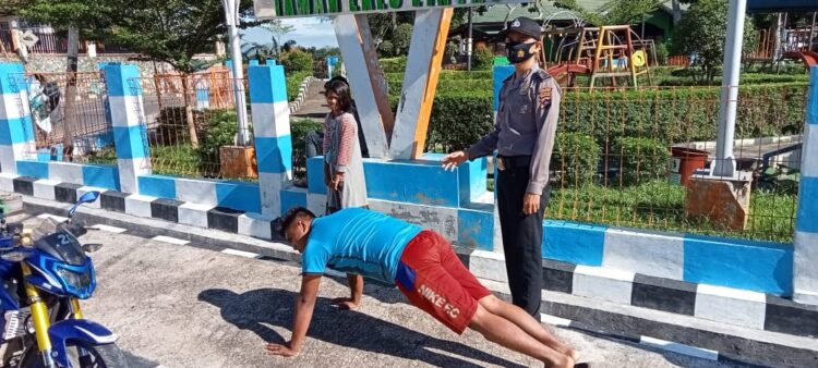 SANKSI SOSIAL— Sejumlah pelanggar Prokes dilakukan pendataan dan diberikan disanksi jajaran Polres Sijunjung untuk menumbuhkan efek jera.